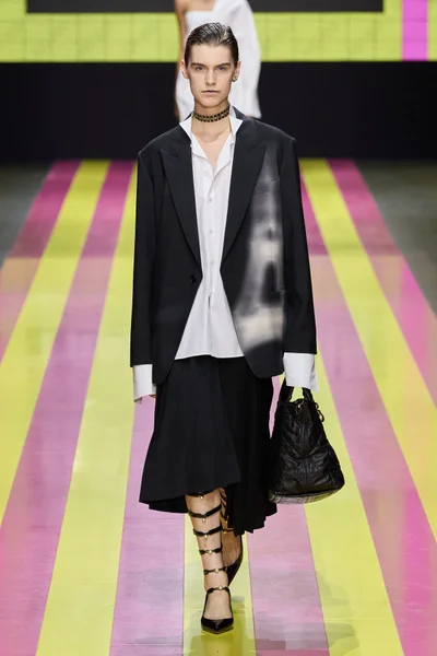 Look 10